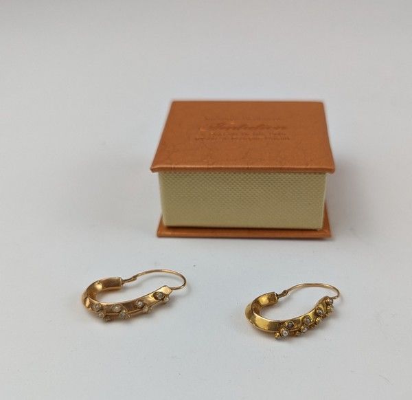 PAIRE DE BOUCLES D'OREILLES en or jaune (750)...