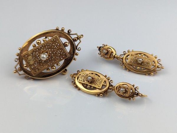PARURE en or jaune (750) comprenant une BROCHE...
