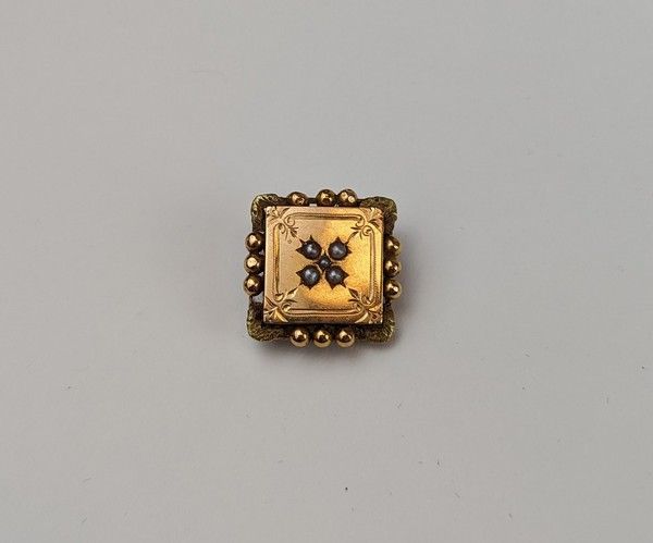 PETITE BROCHE carré en or jaune (750), aiguille...