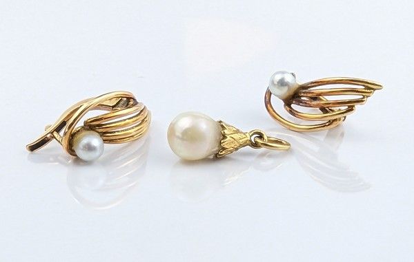 PAIRE DE BOUCLES D'OREILLES en or (750) avec...
