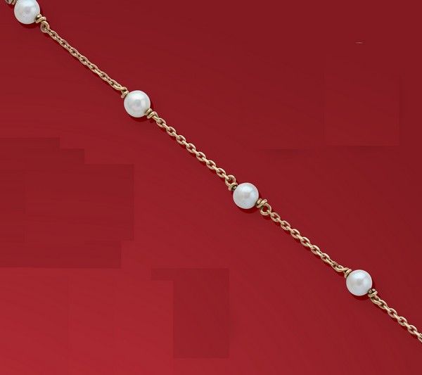 BRACELET à chaîne en or (750) et cinq perles...