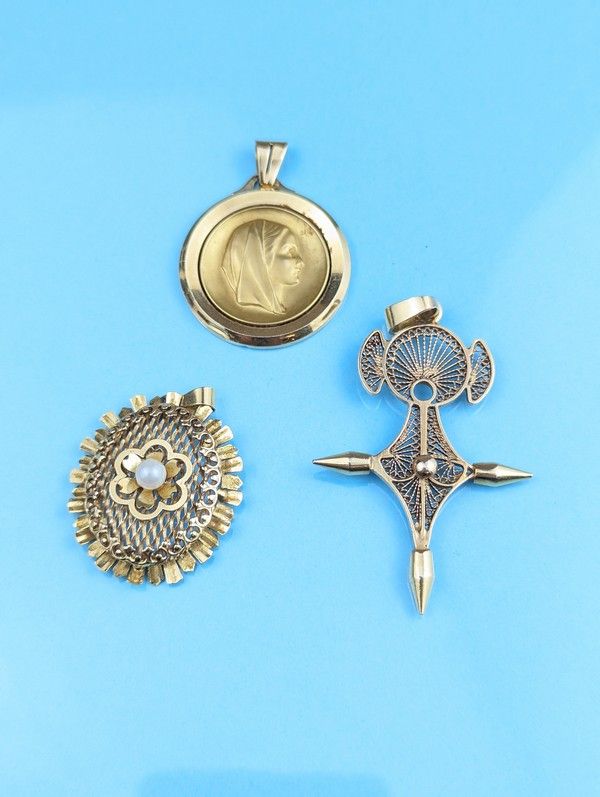 TROIS PENDENTIFS en or (750) dont croix éthiopienne,...