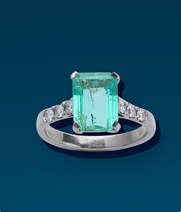 BAGUE en or gris (750) palladié, ornée d'une...
