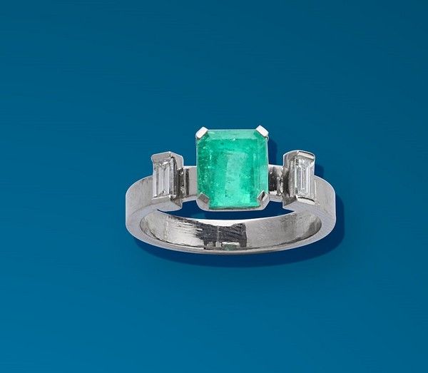 BAGUE en or gris (750) palladié, ornée d'une...
