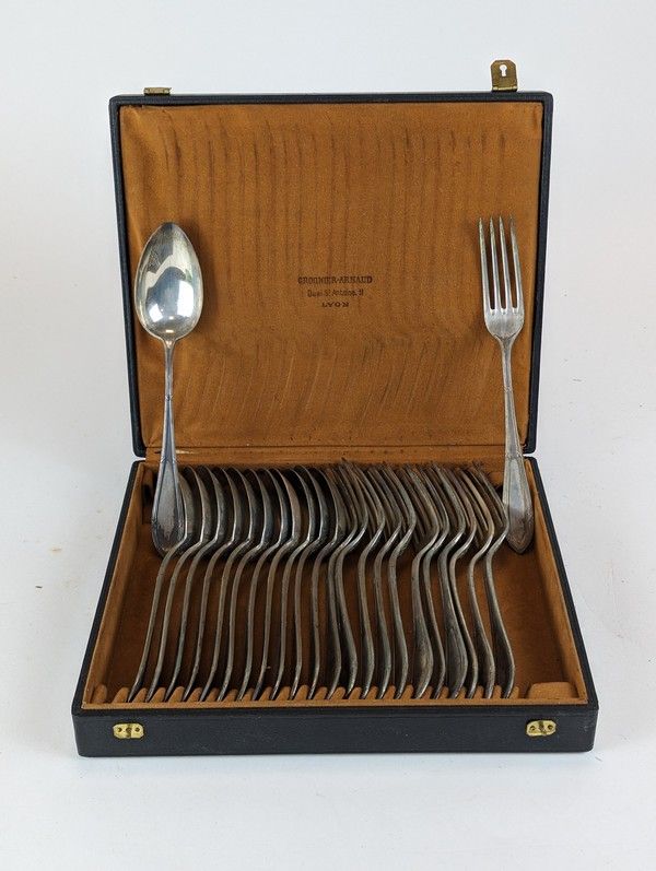 DOUZE COUVERTS en argent (800), modèle à...