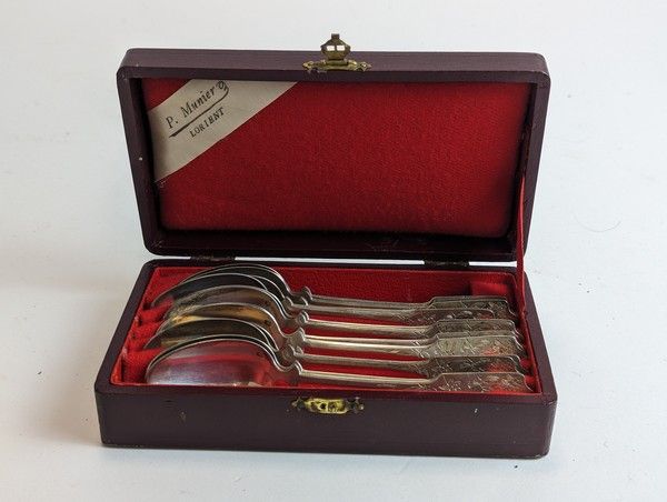 DOUZE PETITES CUILLERES en argent à décor...