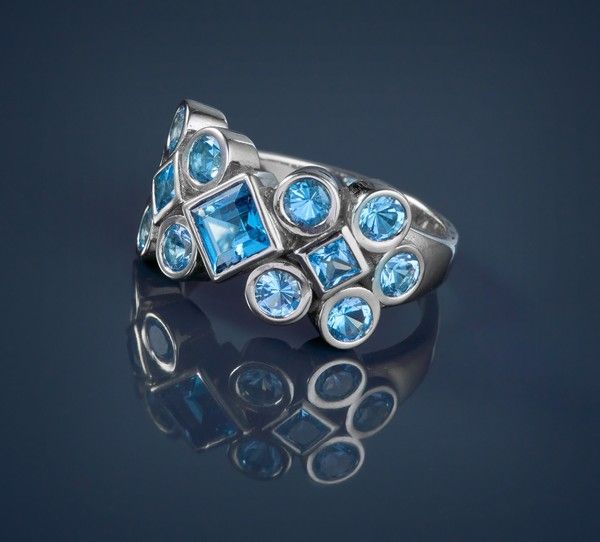 BAGUE en or gris (750) sertie de topazes...