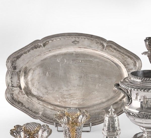 GRAND PLAT ovale chantourné, en argent, bordure...