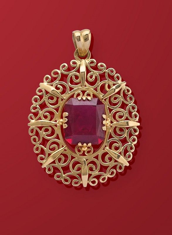 PENDENTIF ovale en or jaune (750) à motifs...