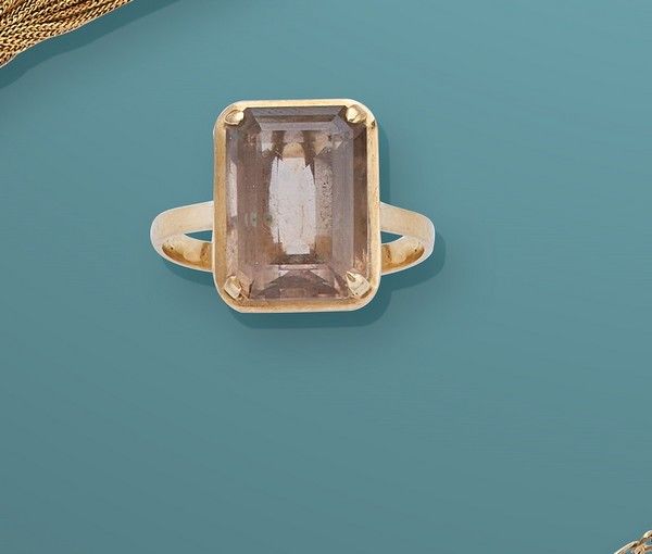 BAGUE en or jaune (750) sertie d'un quartz...