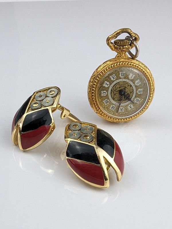 LOT DE BIJOUX FANTAISIE en métal doré comprenant...