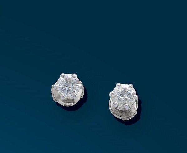 PAIRE DE BOUTONS D'OREILLES sertis de diamants...