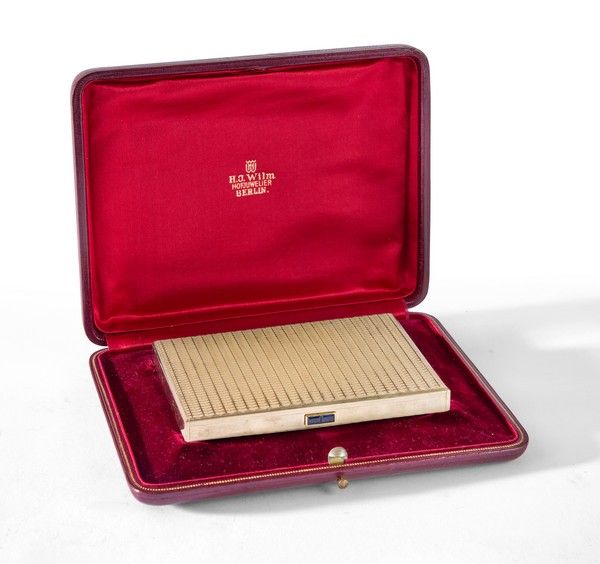 ETUI A CIGARETTE en or (585) guilloché, bouton...