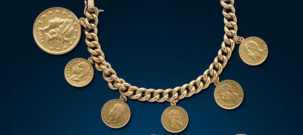 BRACELET gourmette en or (750) avec breloques...