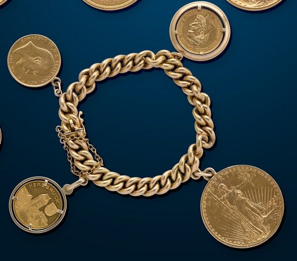 BRACELET gourmette en or (750) avec breloques...