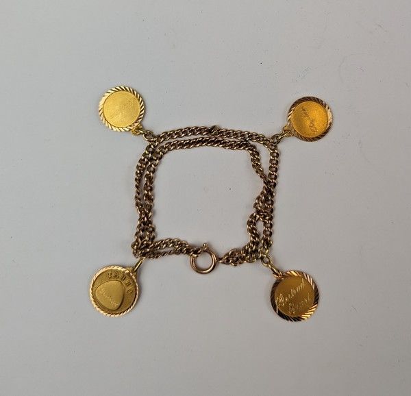 BRACELET formé d'une chaîne en or (14 K -...