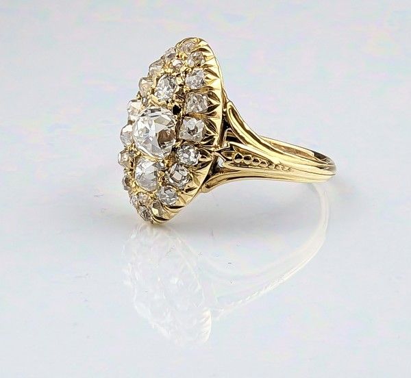 BAGUE MARQUISE en or (750), plateau centré...