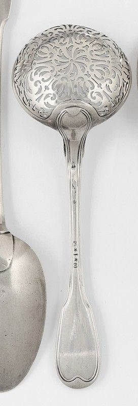 CUILLERE A SAUPOUDRER en argent, modèle à...