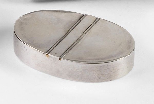 BOÎTE ovale plate, ou SALERON, en argent...