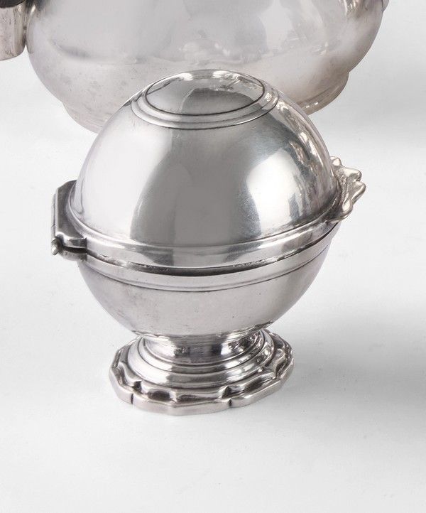 BOULE A SAVON en métal plaqué d'argent.