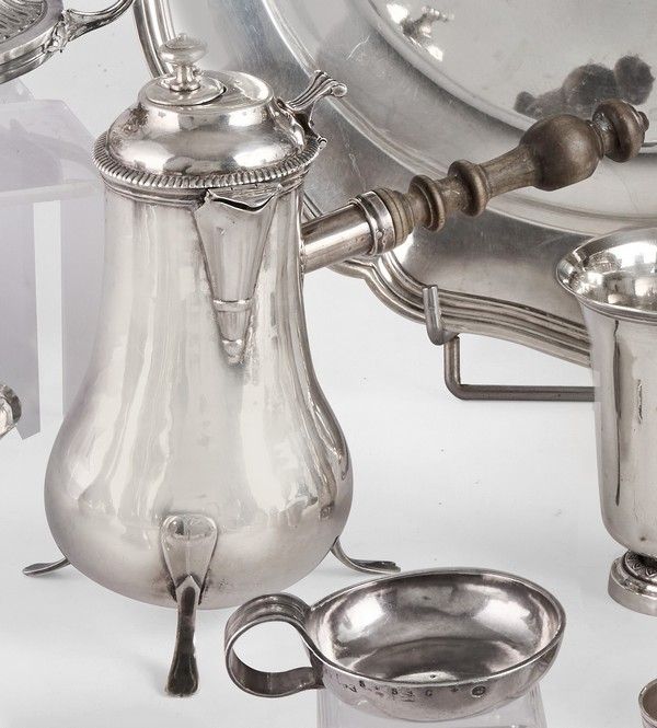 CHOCOLATIERE en argent de forme balustre,...