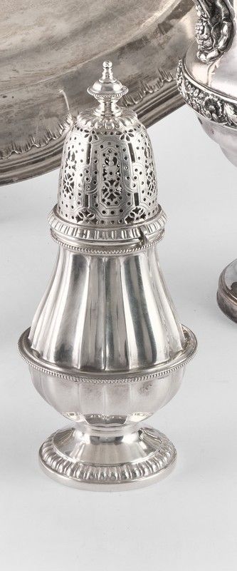 SAUPOUDROIR de forme balustre en argent (875)...