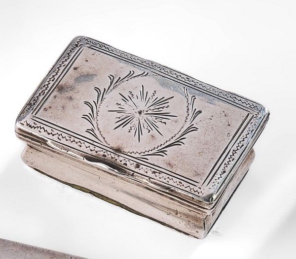 TABATIERE de forme tombeau en argent gra...