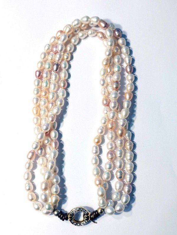 COLLIER à quatre rangs de perles d'eau douce...
