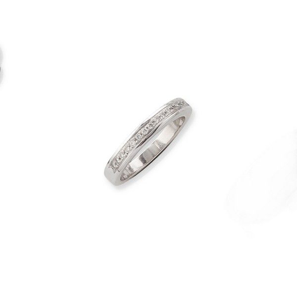 DEMI-ALLIANCE en or gris (750) sertie de...