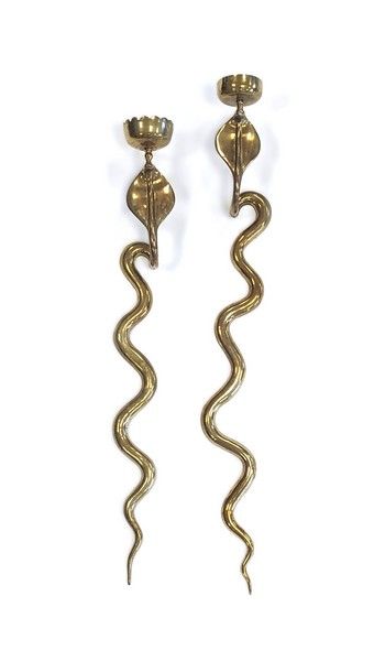 PAIRE D'APPLIQUES en bronze à long fût figurant...