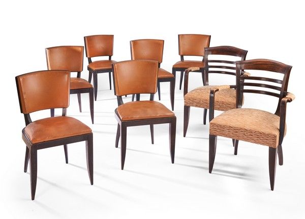 SUITE DE SIX CHAISES ET DEUX FAUTEUILS en...