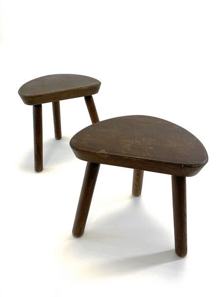 PAIRE DE TABOURETS tripodes en bois naturel...