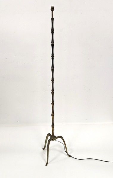 LAMPADAIRE tripode en bronze à fût bambou....