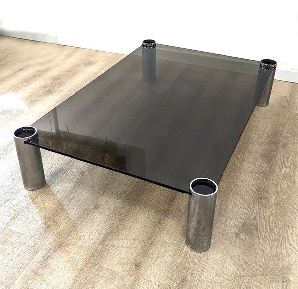 TABLE BASSE à quatre pieds ronds en acier...