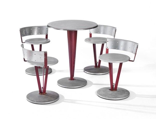 TABLE GUÉRIDON et QUATRE CHAISES en aluminium...