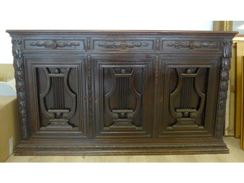 BUFFET rectangulaire, en chêne teinté, mouluré...