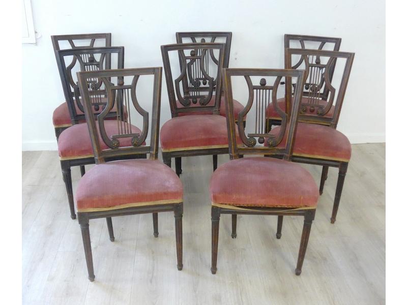HUIT CHAISES en bois teinté, à dossier ceintré...