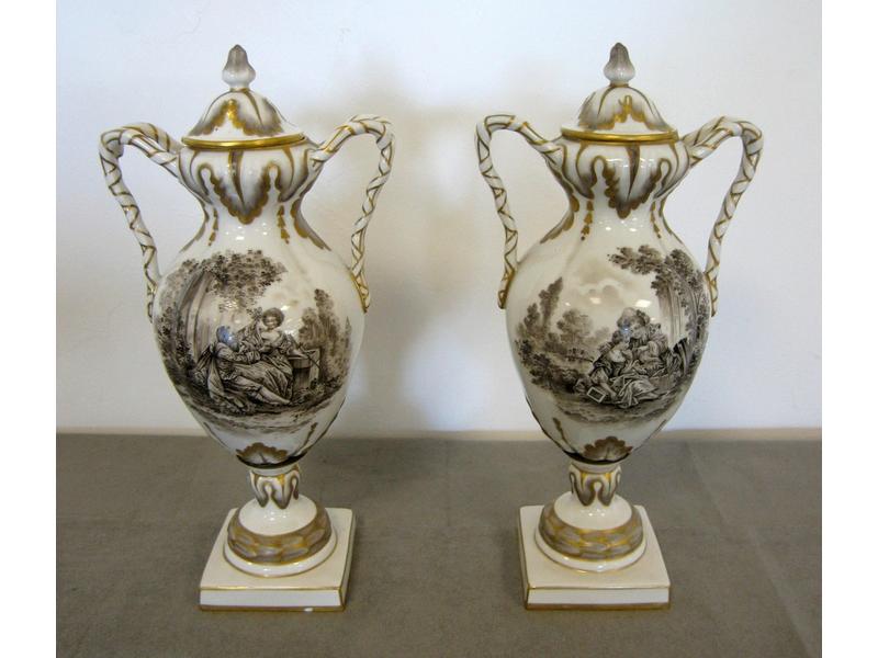 PAIRE DE VASES COUVERTS de forme balustre...