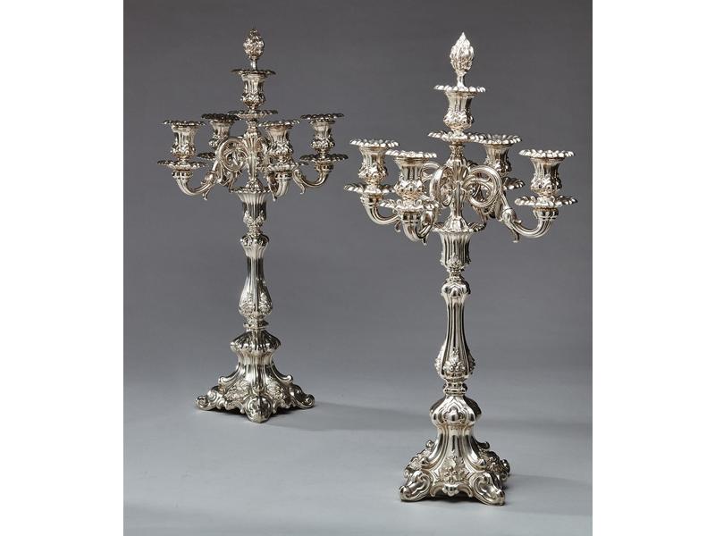 PAIRE D'IMPORTANTS CANDELABRES en argent...