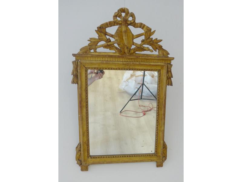 MIROIR A FRONTON en bois et stuc doré, à...