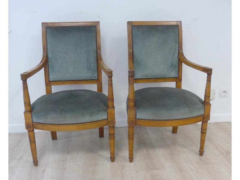 PAIRE DE FAUTEUILS en bois clair à dossier...