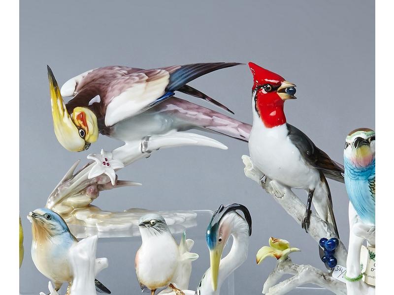 DEUX OISEAUX en porcelaine émaillée polychrome...