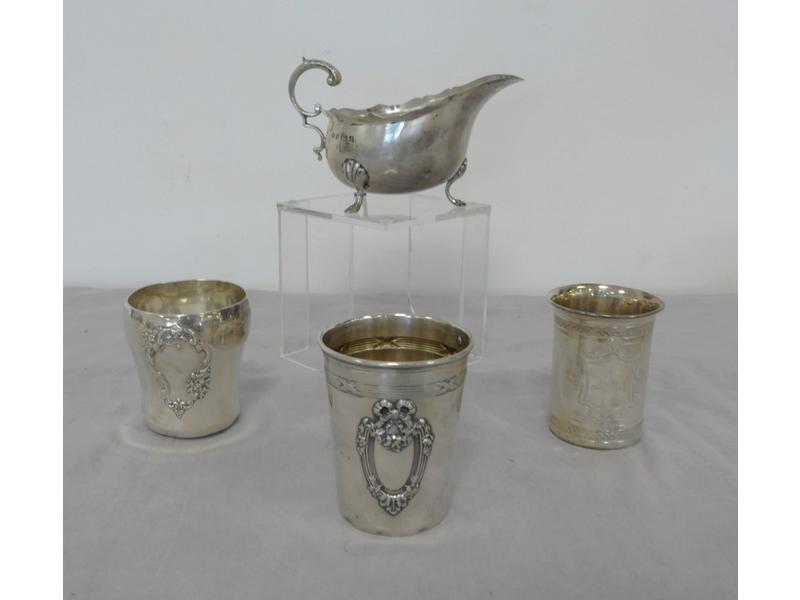 TROIS TIMBALES en argent uni à décor d'un...