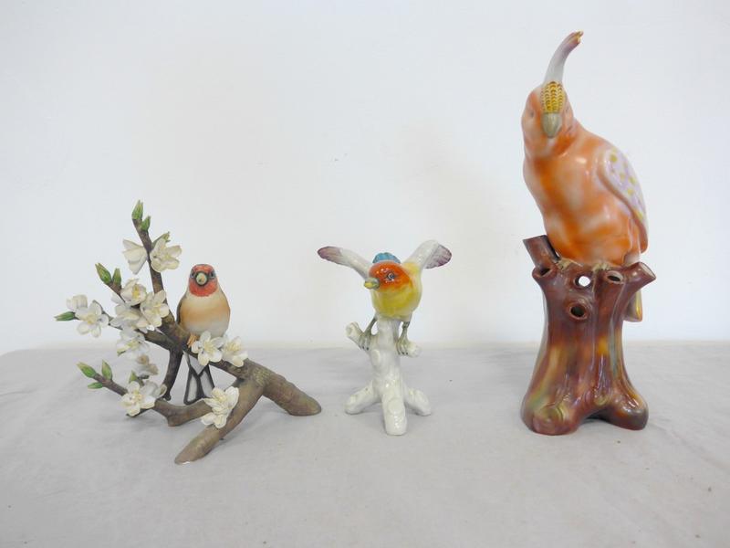 TROIS OISEAUX en céramique émaillée, l'un...