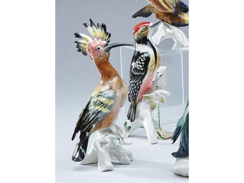 DEUX OISEAUX en porcelaine polychrome figurant...
