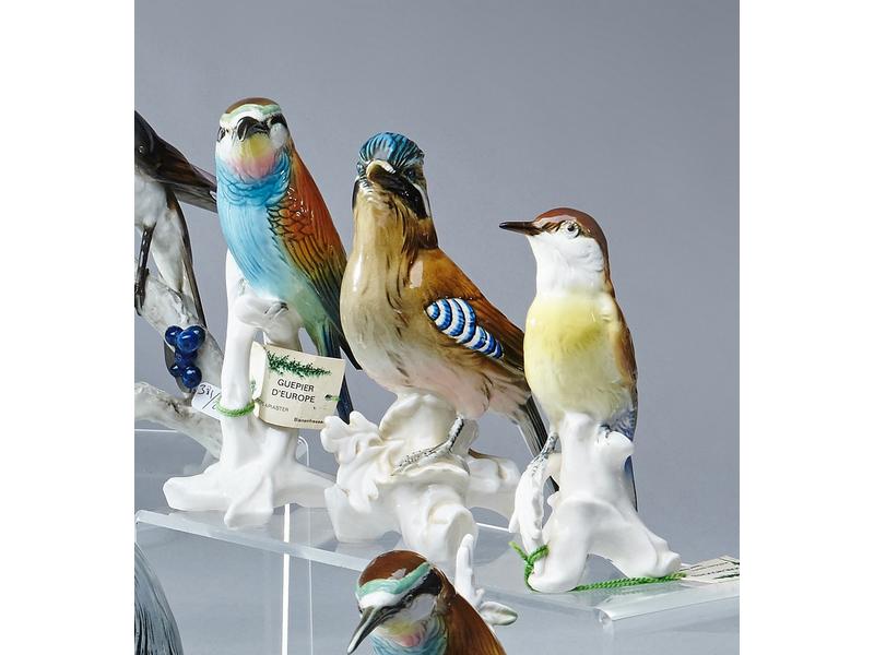 TROIS OISEAUX en porcelaine émailée polychrome...