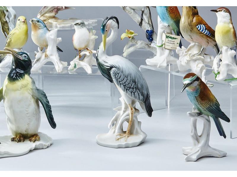 CINQ OISEAUX en porcelaine émaillée polychrome...