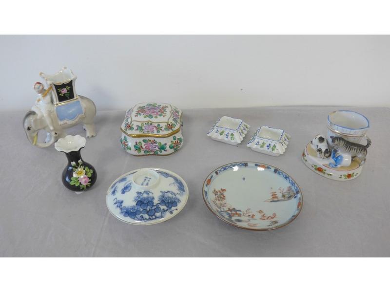 LOT en porcelaine comprenant huit pièces...