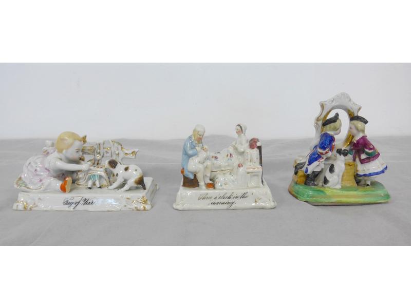 TROIS PETITS GROUPES en porcelaine émaillée,...