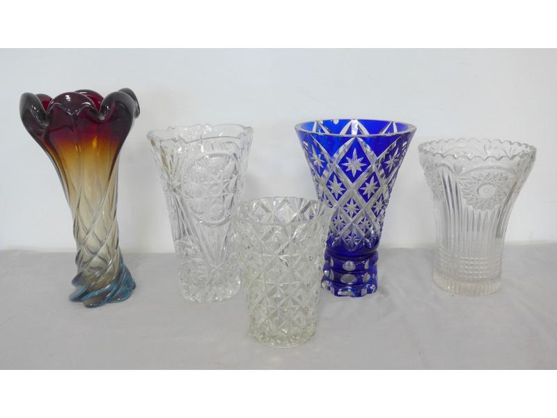 LOT DE CINQ VASES en verre moulé et cristal...
